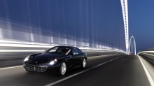 Черный Ferrari 612 выжимает максимум на прямой по новому мосту